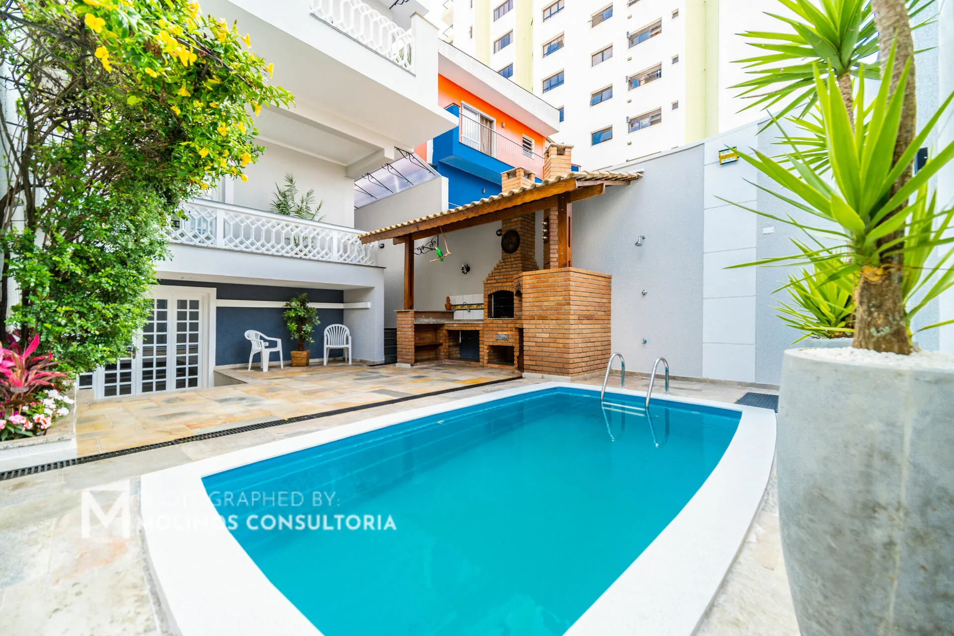 Área de lazer concluída com piscina e churrasqueira