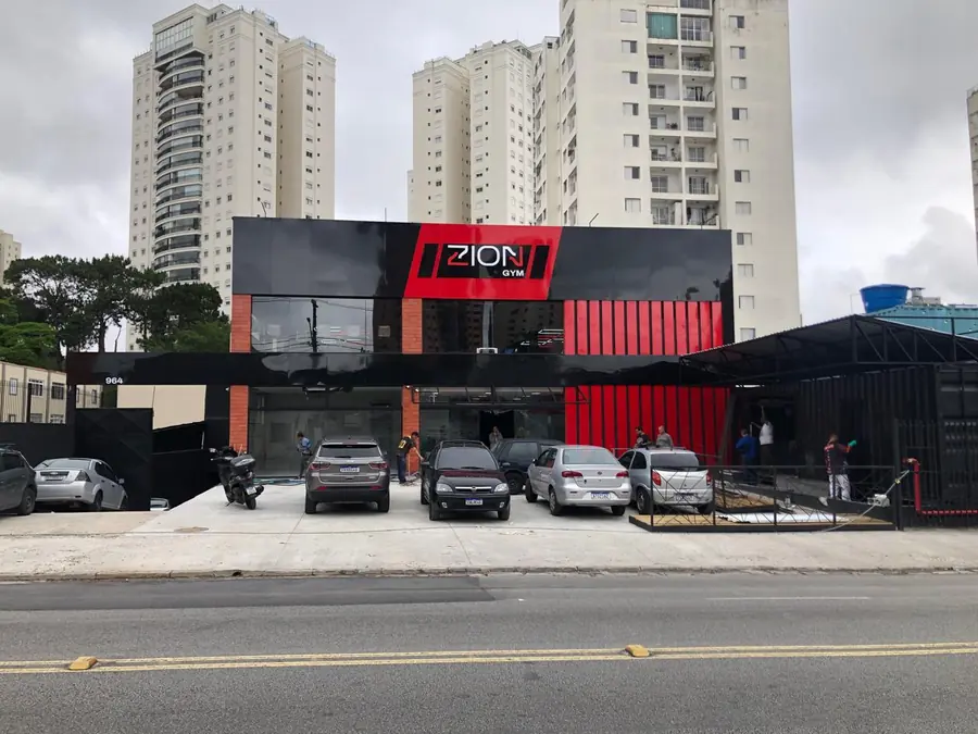 Fachada durante a obra, vista da avenida