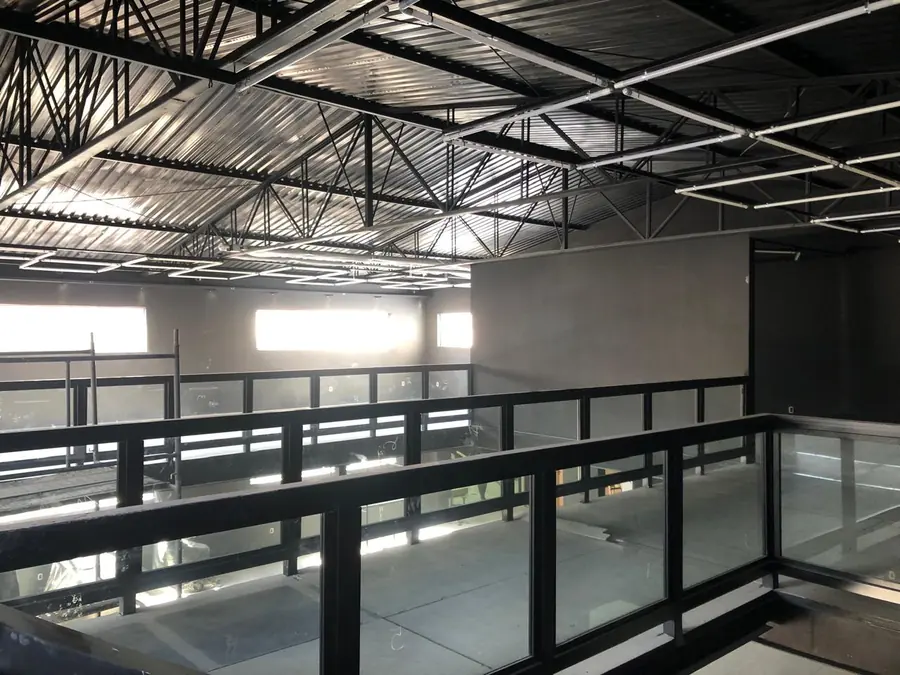 Mezanino com guarda-corpo de vidro em obra